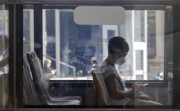 Sanidad explica por qué no se puede quitar ahora la mascarilla obligatoria en el transporte público