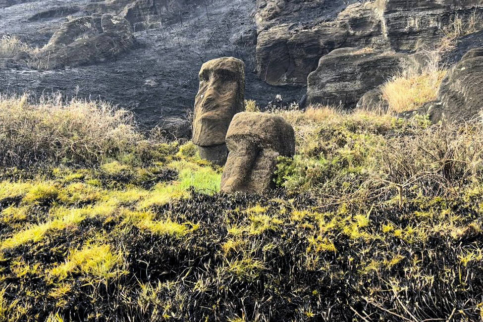 Las llamas calcinan decenas de moái en Isla de Pascua