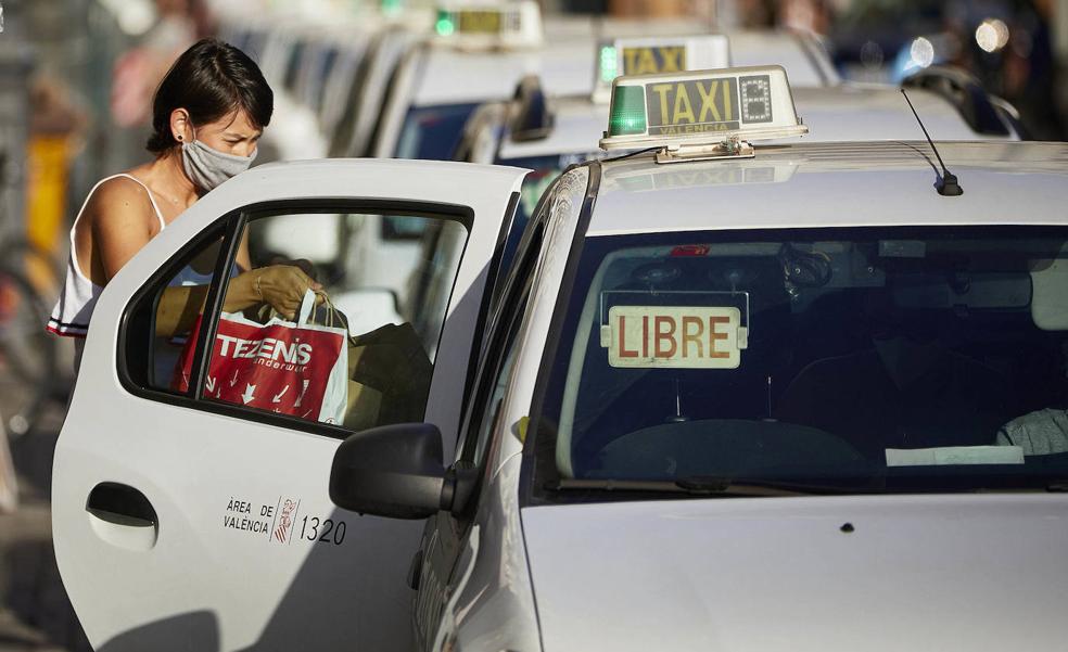 Los taxistas exigen controles policiales al caducar la moratoria de los VTC