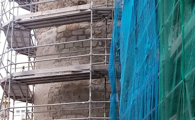 La restauración de un torreón islámico en Valencia llena los huecos de la fachada con piedras