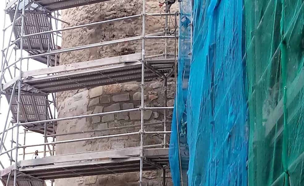 La restauración de un torreón islámico en Valencia llena los huecos de la fachada con piedras