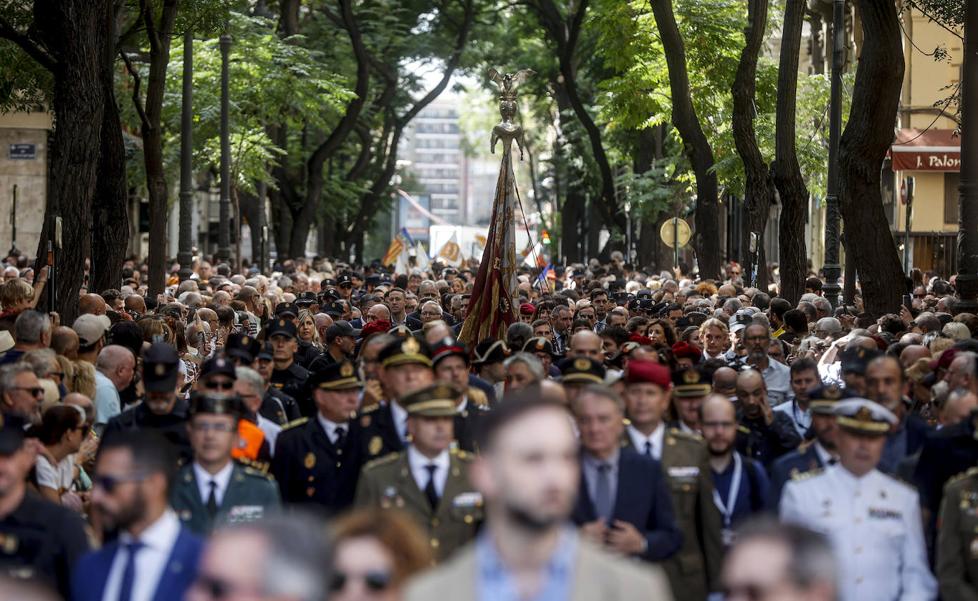 Un gentío para honrar a la Real Senyera