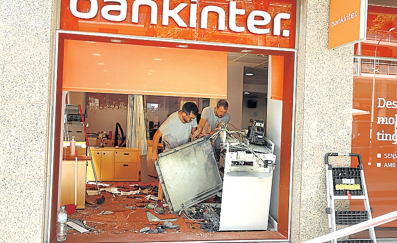Una banda roba 40.000 euros tras reventar con explosivos un cajero automático en Valencia