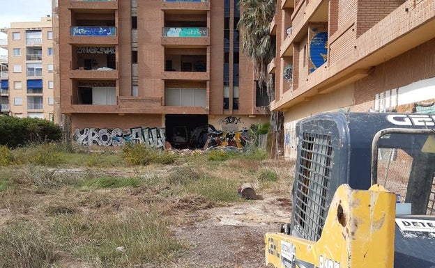 Comienzan las obras en el apartahotel de la playa de La Pobla de Farnals paralizado durante tres décadas