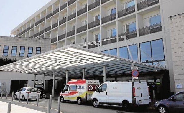 Trabajadores de la UCI del Hospital de la Ribera también denuncian falta de personal