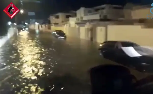 Las fuertes lluvias arrastran vehículos con conductores dentro en Torrevieja