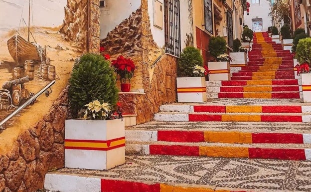 Borran la bandera de España de la calle Puchalt en la víspera de la Fiesta Nacional