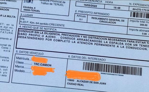 Multan a un camionero por «arrascarse» con un tenedor la espalda