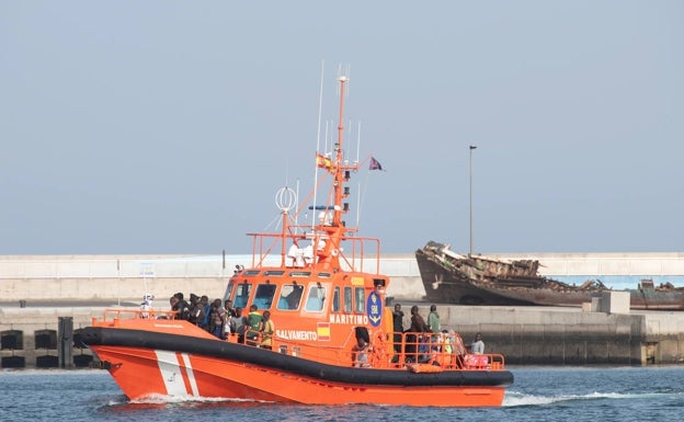 Interceptadas dos pateras con 24 personas a bordo en las costas de Alicante y Elche