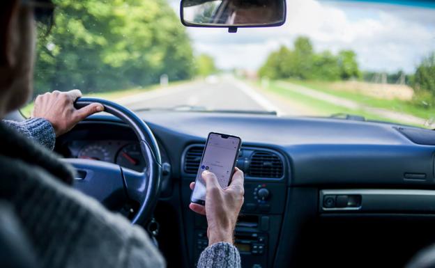 Cómo utilizar el móvil al volante sin ser multado por la DGT