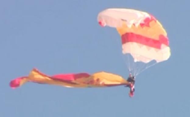 El pequeño percance del paracaidista con la bandera de España en el desfile del 12 de octubre