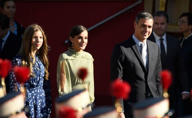 Pedro Sánchez no evita los abucheos tras saltarse el protocolo y hacer esperar a los Reyes