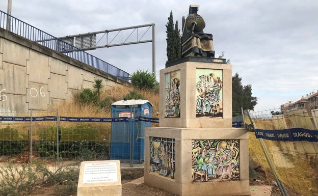 La escultura dedicada a la mujer ceramista de Manises espera su traslado