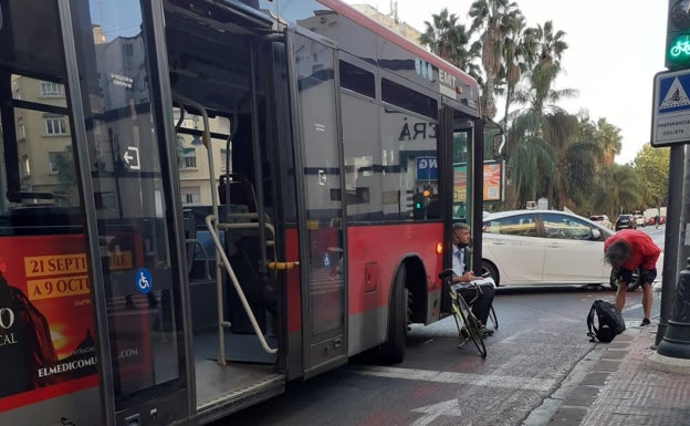 Un ciclista herido al chocar con un coche en el carril bici borroso de las grandes vías de Valencia