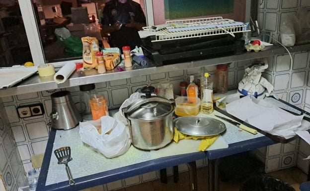 Cucarachas y agua no potable en una cocina clandestina de Elche