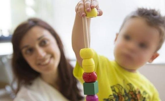 El aeropuerto de Alicante, pionero en España en contar con una sala para pasajeros con autismo