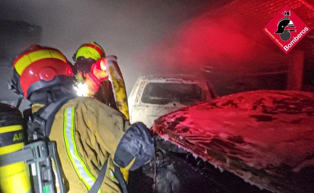 Sofocan un aparatoso incendio esta madrugada en un taller de automoción en Torrevieja