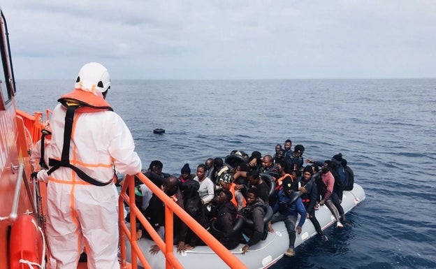 Interceptan una patera con seis menores en el Faro de Santa Pola y otra en la playa de Glea de Orihuela