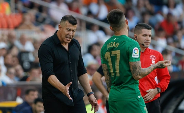 Pere Milla, tras el increíble gol anulado al Elche en Mestalla: «Ha reconocido que se ha equivocado; nos ha dicho que lo sentía»