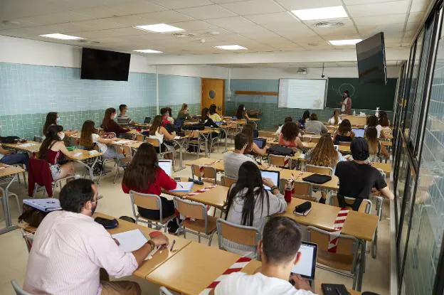 Estudiantes en una clase de la Universidad Católica.