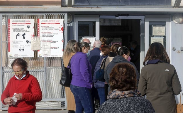 El Consell arrincona el castellano en hospitales y centros de salud