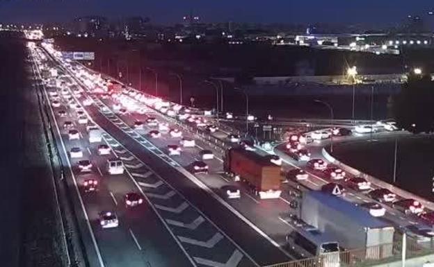 Más de 20 kilómetros de atascos en las vías de entrada y salida a Valencia