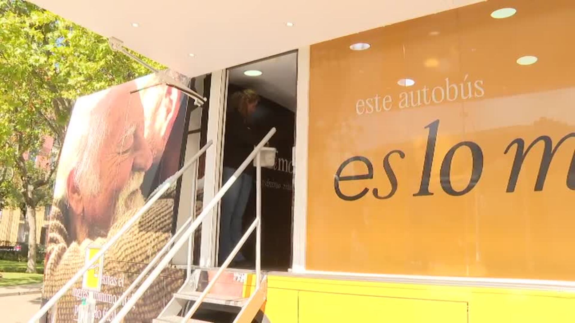 El autobús del Ingreso Mínimo Vital se estrena en Alcalá de Henares