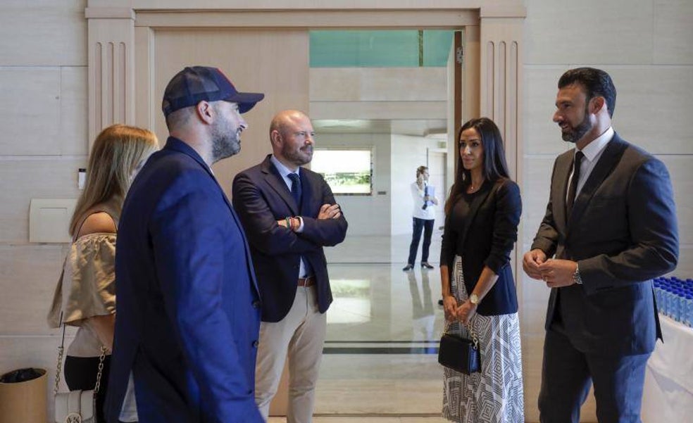 ¿Son necesarias dos pasarelas? La división de la moda valenciana alcanza a los desfiles