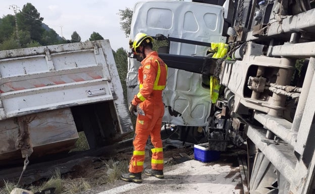 Muere un conductor tras volcar el camión que conducía por la CV-614 en el término de Castelló de Rugat