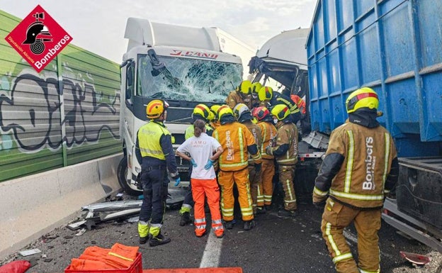 Un accidente de tráfico múltiple en la AP-7 deja un muerto y cuatro heridos