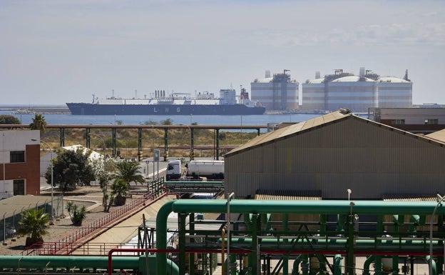 Sagunto se convierte en la puerta de entrada del gas americano en plena guerra