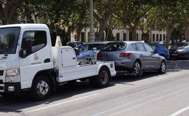 Cómo actuar si se te lleva el coche la grúa y cuánto hay que pagar de multa