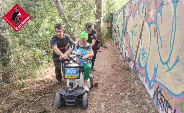 Una mujer vuelca con su scooter eléctrico al adentrarse en una pinada de El Moralet de Benidorm