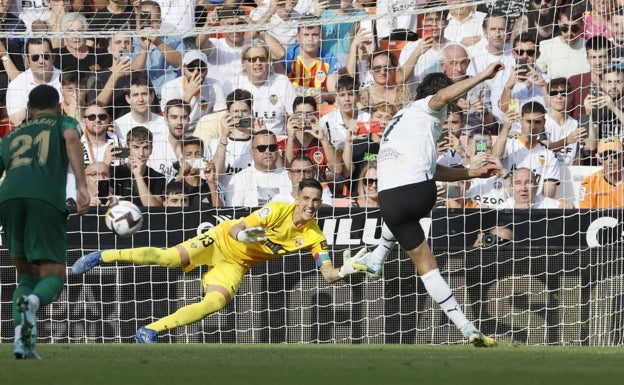 Mata avala a Cavani como gran referente en la previa del Valencia-Mallorca