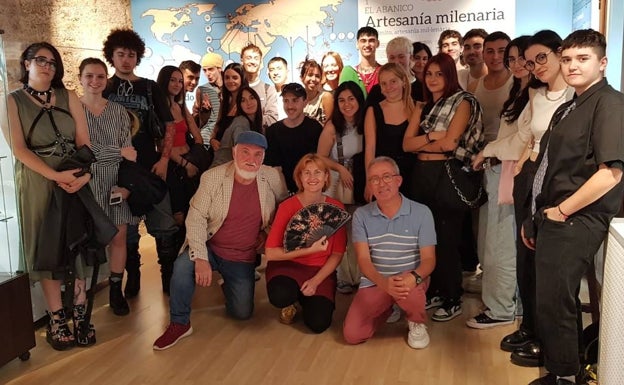 Una veintena de abanicos realizados por reconocidos diseñadores son protagonistas de una exposición en el MUPA