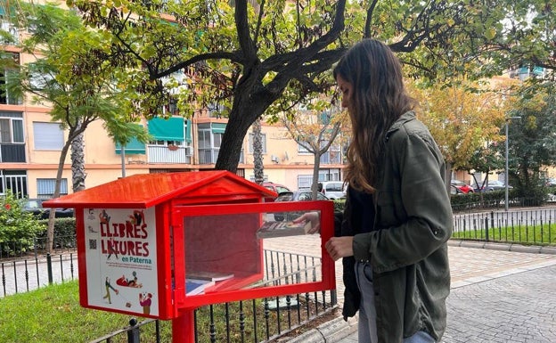 Paterna instala una decena de puntos en parques y calles de 'Libros libres'