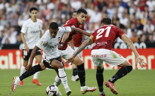 Samuel Lino despeja balones sobre su futuro