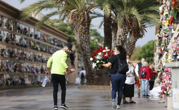 La EMT refuerza líneas hasta Todos los Santos para visitar los cementerios de Valencia