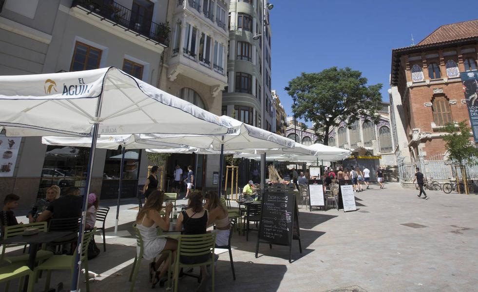 El veto a nuevas terrazas se amplía al Mercat y sólo autorizan las 22 actuales