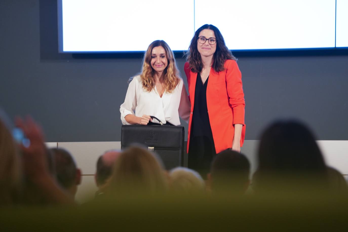 Mireia Mollà deja plantada a Isaura Navarro en el acto de traspaso de cartera