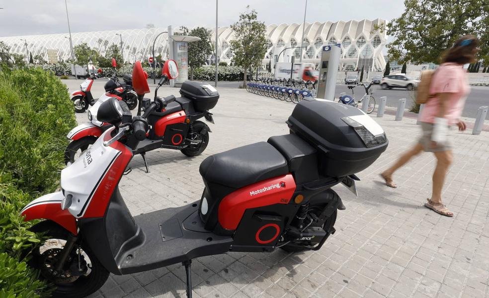 El límite de motos de alquiler pone al borde del abandono a las empresas en Valencia