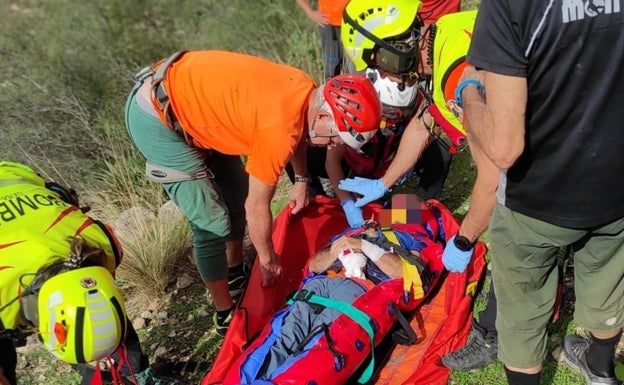 Rescatan a un hombre herido en un barranco de Antella