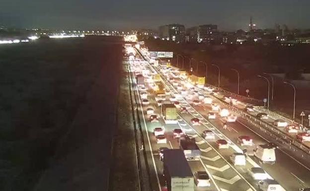 Un accidente provoca largas colas en la Pista de Silla