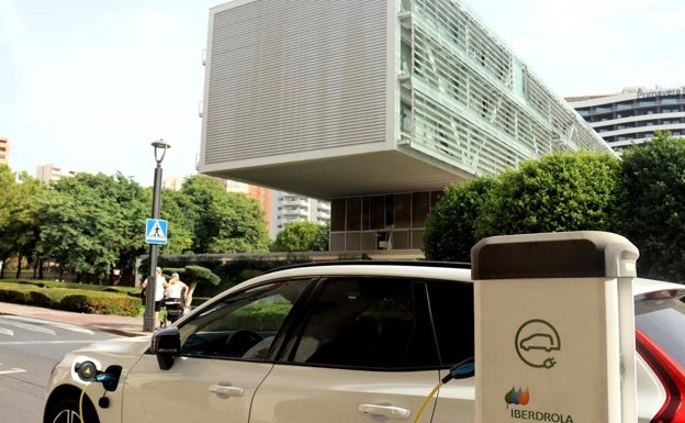 Benidorm se enchufa a la movilidad eléctrica y creará más de medio millar de puntos de recarga