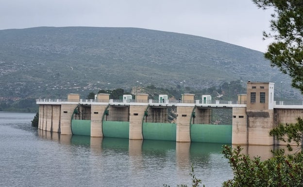 El alcalde de Catadau denuncia el «despilfarro» de agua por el vaciado del pantano de Forata