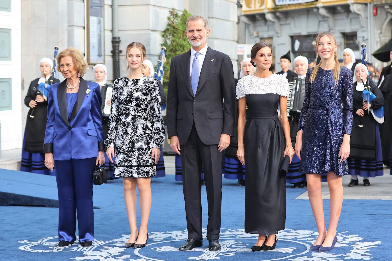 La Reina Letizia y sus hijas, radiantes en los Premios Princesa de Asturias