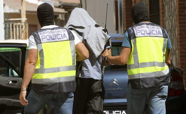 La Policía detiene a un criminal serbio buscado por Interpol que traficaba con armas y drogas