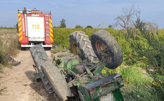 Fallece un octogenario tras volcar su tractor y quedar atrapado en Albatera