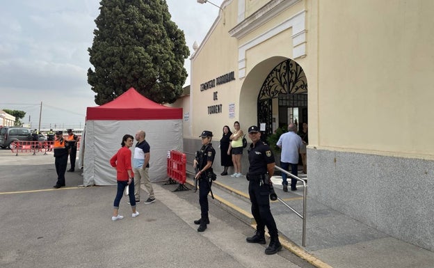 Policías armados custodian el cementerio parroquial de Torrent