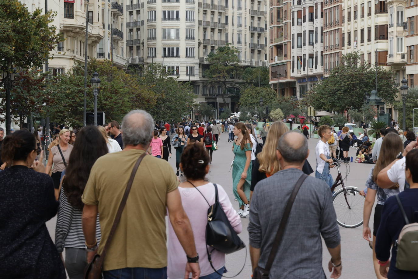 Valencia se abarrota de gente durante el puente de Todos los Santos